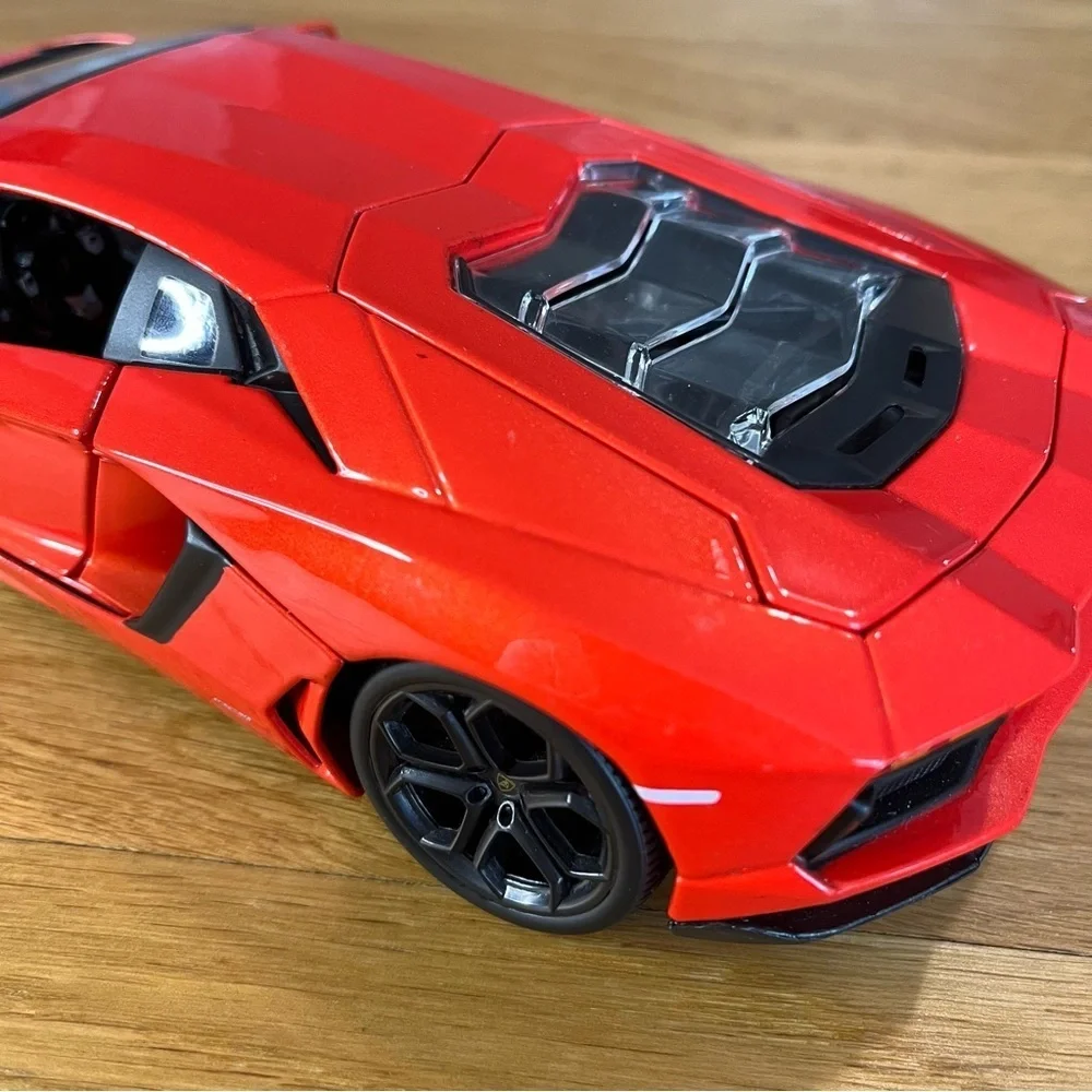 1:18 Burago Lamborghini Aventador LP700-4 Diecast Car
